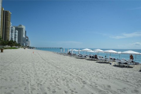 Condo in Sunny Isles Beach, Florida, 3 bedrooms № 1991347 - photo 21