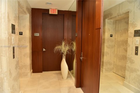 Condo in Sunny Isles Beach, Florida, 3 bedrooms № 1991347 - photo 2