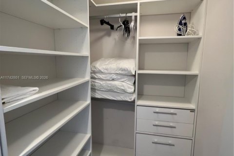 Condo in Hallandale Beach, Florida, 2 bedrooms  № 2014307 - photo 8