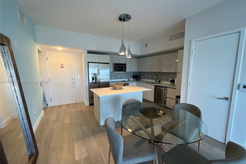 Condo in Hallandale Beach, Florida, 2 bedrooms  № 2014307 - photo 3