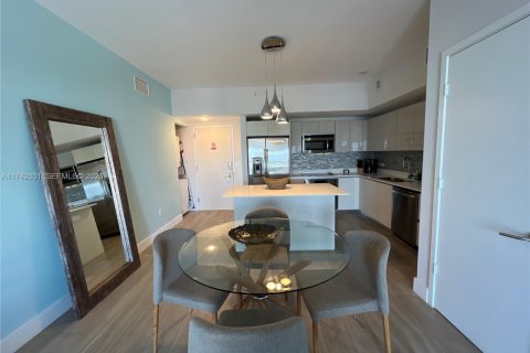 Condo in Hallandale Beach, Florida, 2 bedrooms  № 2014307 - photo 10