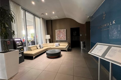 Condo in Hallandale Beach, Florida, 2 bedrooms  № 2014307 - photo 14