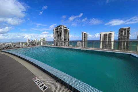 Condo in Hallandale Beach, Florida, 2 bedrooms  № 2014307 - photo 13