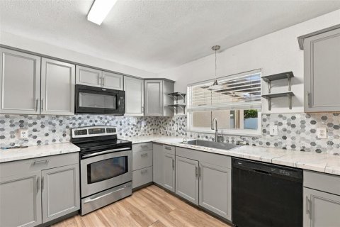 Купить виллу или дом в Сеффнер, Флорида 9 комнат, 161.93м2, № 2428866 - фото 3