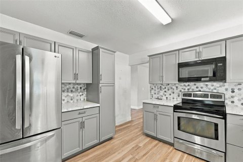 Купить виллу или дом в Сеффнер, Флорида 9 комнат, 161.93м2, № 2428866 - фото 11