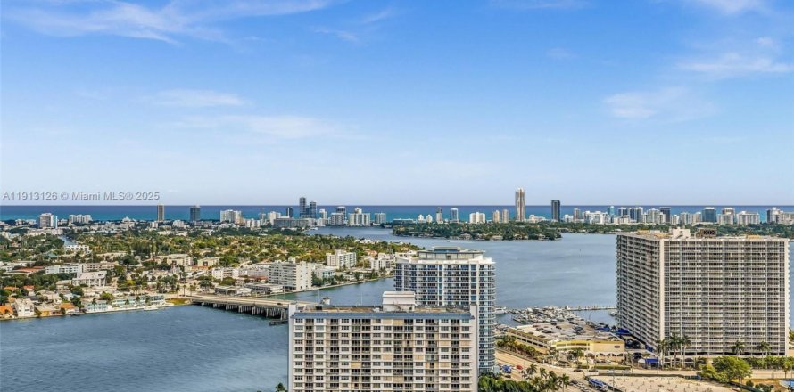 Кондоминиум с 1 спальней в Норт-Бей-Виллидж, Флорида № 1969314