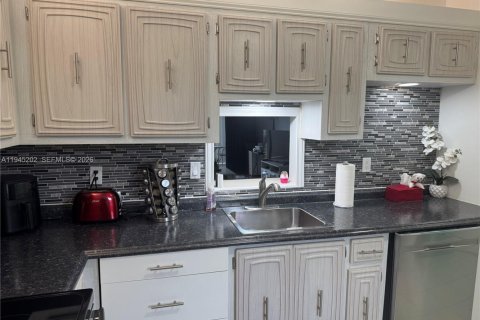 Condo in Lauderdale Lakes, Florida, 2 bedrooms № 2060169 - photo 2