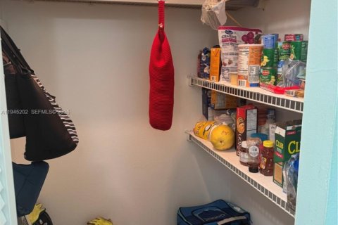 Condo in Lauderdale Lakes, Florida, 2 bedrooms № 2060169 - photo 3