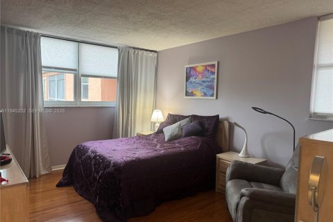 Condo in Lauderdale Lakes, Florida, 2 bedrooms № 2060169 - photo 12