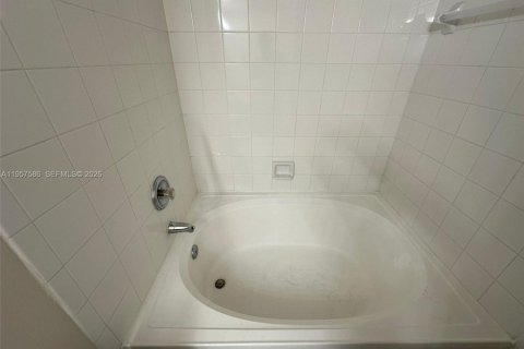 Condominio en alquiler en Pembroke Pines, Florida, 2 dormitorios, 104.98 m2 № 2011494 - foto 11