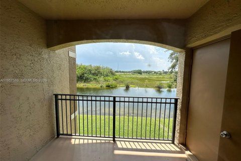 Condominio en alquiler en Pembroke Pines, Florida, 2 dormitorios, 104.98 m2 № 2011494 - foto 2