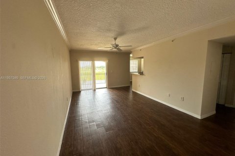 Condominio en alquiler en Pembroke Pines, Florida, 2 dormitorios, 104.98 m2 № 2011494 - foto 3