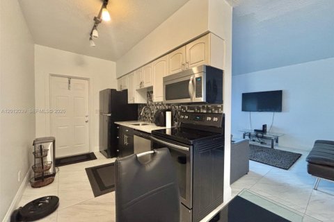 Copropriété à louer à Hollywood, Floride: 1 chambre, 69.86 m2 № 2074693 - photo 2