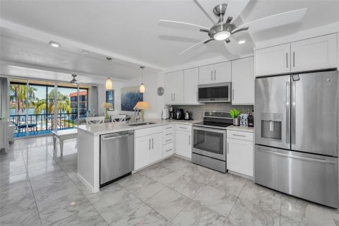 Condo in Indian Shores, Florida, 2 bedrooms  № 1870349 - photo 18