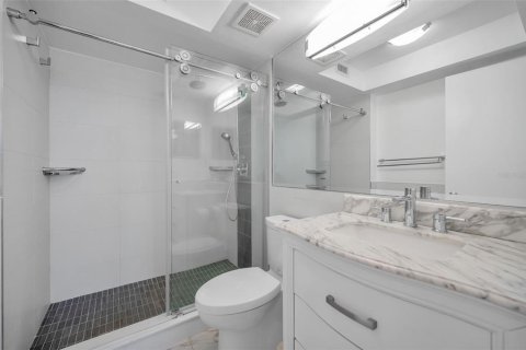 Condo in Indian Shores, Florida, 2 bedrooms  № 1870349 - photo 29