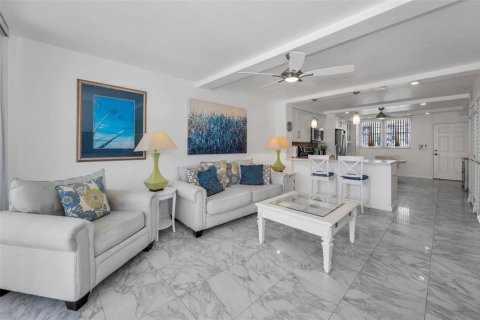 Condo in Indian Shores, Florida, 2 bedrooms  № 1870349 - photo 17