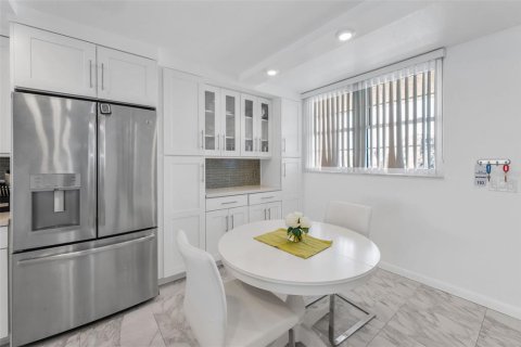Condo in Indian Shores, Florida, 2 bedrooms  № 1870349 - photo 25
