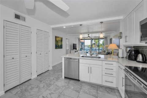 Condo in Indian Shores, Florida, 2 bedrooms  № 1870349 - photo 22