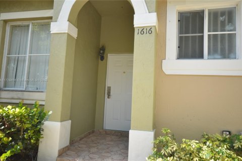 Townhouse in Homestead, Florida 3 bedrooms, 110.46 sq.m. № 1867052 - photo 1