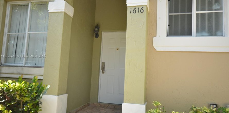 Townhouse in Homestead, Florida 3 bedrooms, 110.46 sq.m. № 1867052