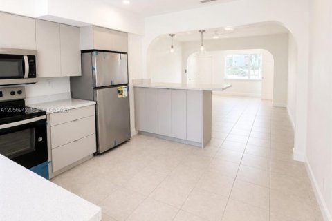 Villa ou maison à vendre à Hollywood, Floride: 3 chambres, 141.49 m2 № 2276592 - photo 2