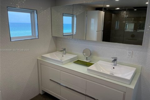 Copropriété à louer à Surfside, Floride: 2 chambres, 132.85 m2 № 2241519 - photo 21