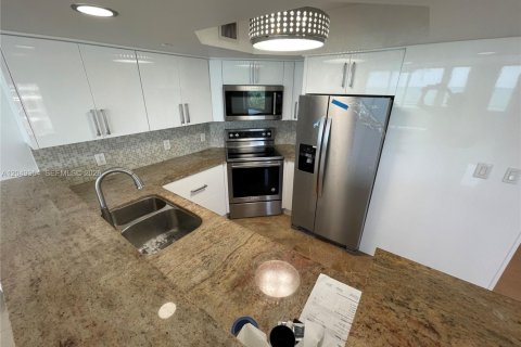 Copropriété à louer à Surfside, Floride: 2 chambres, 132.85 m2 № 2241519 - photo 13
