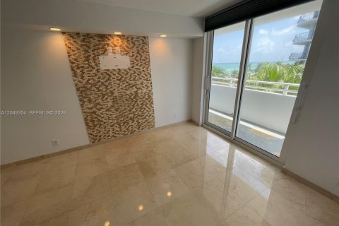 Copropriété à louer à Surfside, Floride: 2 chambres, 132.85 m2 № 2241519 - photo 19