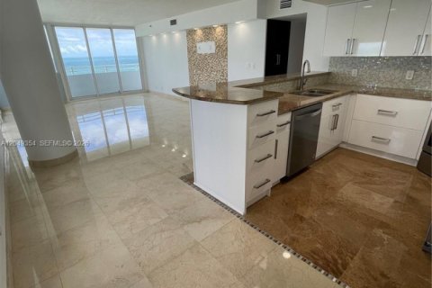Copropriété à louer à Surfside, Floride: 2 chambres, 132.85 m2 № 2241519 - photo 10