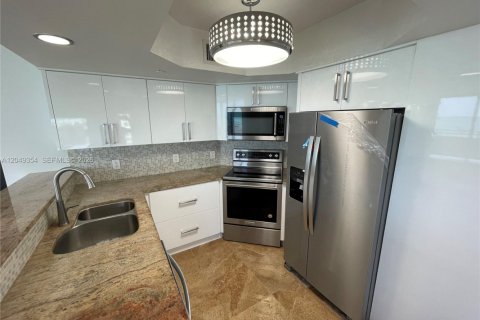 Copropriété à louer à Surfside, Floride: 2 chambres, 132.85 m2 № 2241519 - photo 12