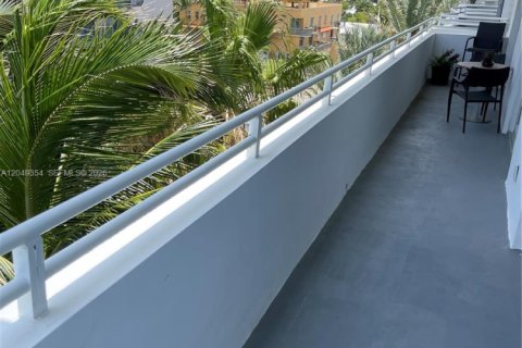 Copropriété à louer à Surfside, Floride: 2 chambres, 132.85 m2 № 2241519 - photo 27