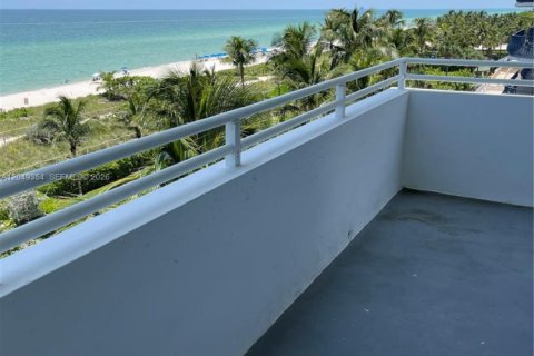 Copropriété à louer à Surfside, Floride: 2 chambres, 132.85 m2 № 2241519 - photo 29
