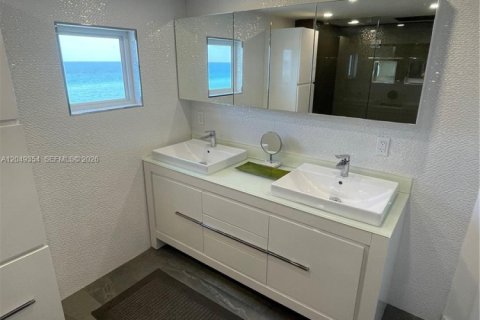 Copropriété à louer à Surfside, Floride: 2 chambres, 132.85 m2 № 2241519 - photo 22