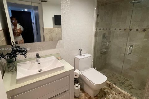 Copropriété à louer à Surfside, Floride: 2 chambres, 132.85 m2 № 2241519 - photo 24