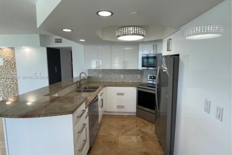 Copropriété à louer à Surfside, Floride: 2 chambres, 132.85 m2 № 2241519 - photo 11