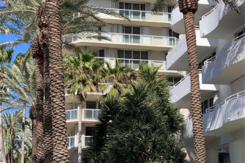 Copropriété à louer à Surfside, Floride: 2 chambres, 132.85 m2 № 2241519 - photo 2