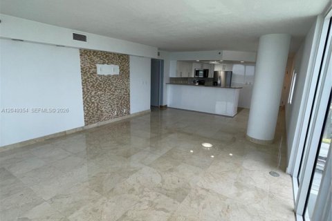 Copropriété à louer à Surfside, Floride: 2 chambres, 132.85 m2 № 2241519 - photo 8