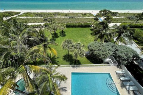 Copropriété à louer à Surfside, Floride: 2 chambres, 132.85 m2 № 2241519 - photo 3