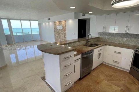 Copropriété à louer à Surfside, Floride: 2 chambres, 132.85 m2 № 2241519 - photo 9