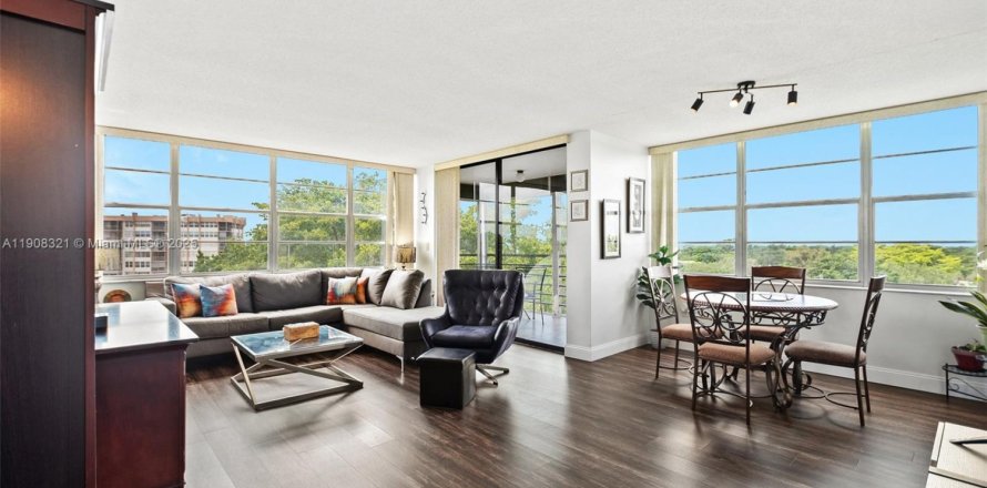 Кондоминиум с 2 спальнями в Пемброк-Пайнс, Флорида № 2012984