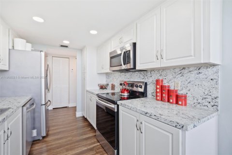 Купить кондоминиум в Пемброк-Пайнс, Флорида 2 спальни, 104.05м2, № 2012984 - фото 4