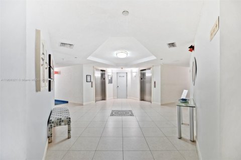 Купить кондоминиум в Пемброк-Пайнс, Флорида 2 спальни, 104.05м2, № 2012984 - фото 25