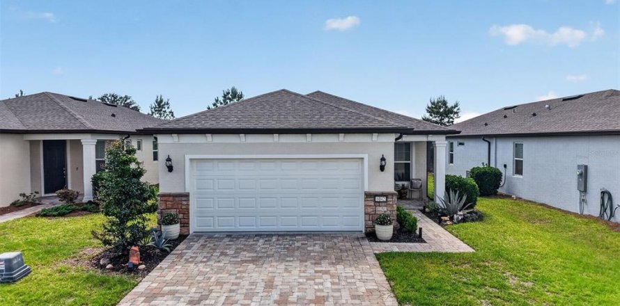 House in Ocala, Florida 2 bedrooms, 130.43 sq.m. № 2166540