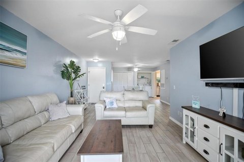 Condo in New Smyrna Beach, Florida, 1 bedroom  № 1801838 - photo 3