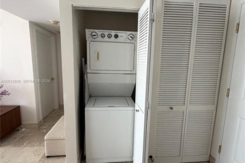 Condo in Coral Gables, Florida, 2 bedrooms № 2076485 - photo 30
