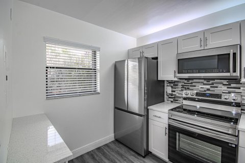 Condo in Lake Worth, Florida, 2 bedrooms  № 2187601 - photo 4