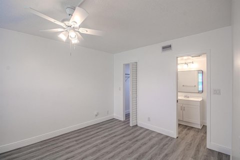 Condo in Lake Worth, Florida, 2 bedrooms  № 2187601 - photo 8