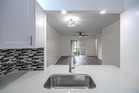 Condo in Lake Worth, Florida, 2 bedrooms  № 2187601 - photo 5