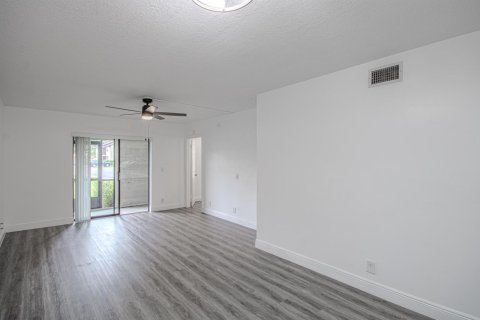 Condo in Lake Worth, Florida, 2 bedrooms  № 2187601 - photo 16