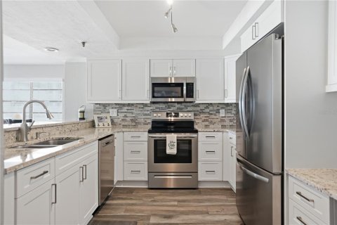 Condo in Redington Beach, Florida, 2 bedrooms  № 2232155 - photo 9